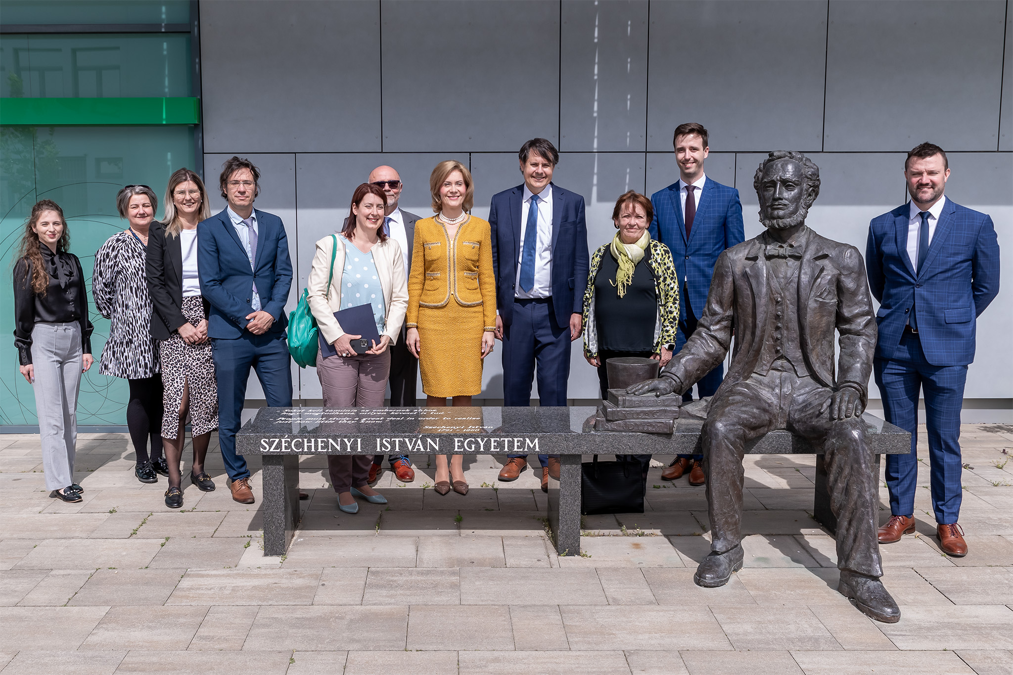 Employees of the Embassy of the United States in Budapest and Széchenyi István University with Dr Glenn Tiffert at the statue of Széchenyi István on the Győr campus. 